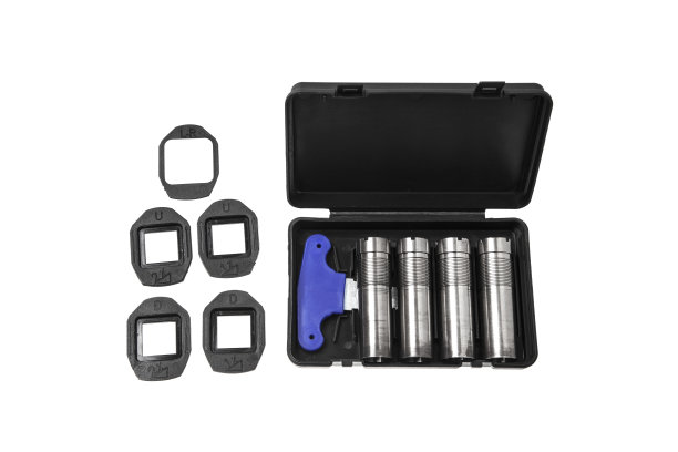 猎枪扼流圈和工具。现代猎枪配件孤立在白色背景图片下载