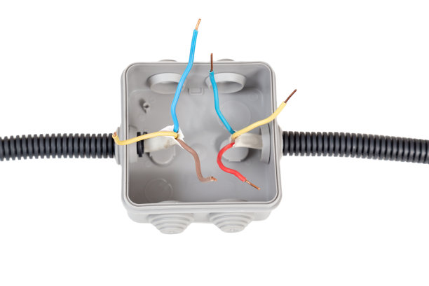 用于换向目的的外部电线安装塑料盒。接线盒，彩色电线从灰色塑料内部伸出，在白色背景上切出图片下载