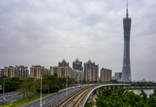 中国广州的城市天际线和高速公路图片下载