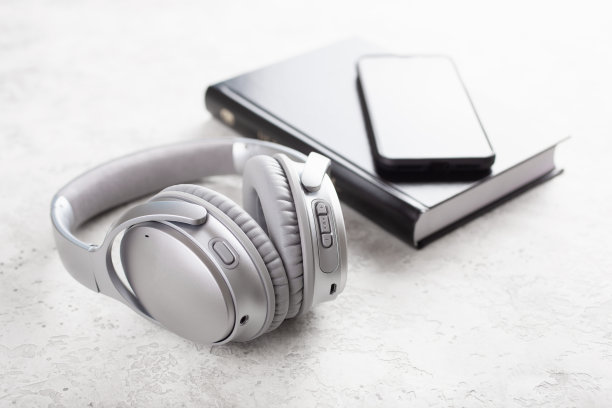 有声书概念现代无线耳机智能手机和书图片下载