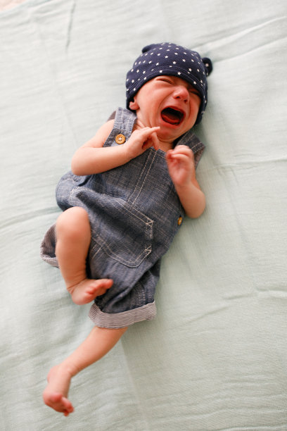 戴着帽子的小男孩在哭图片下载