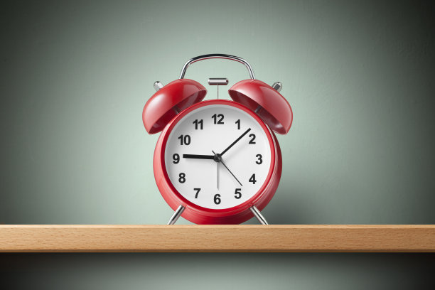 架子上的红色闹钟图片下载