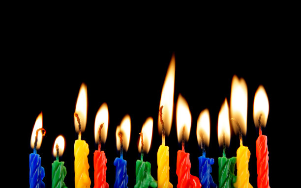 彩色的生日蜡烛上的黑色图片下载