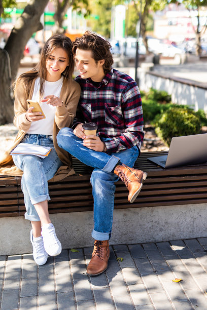 情侣在公园长椅上喝咖啡，享受美好时光图片下载