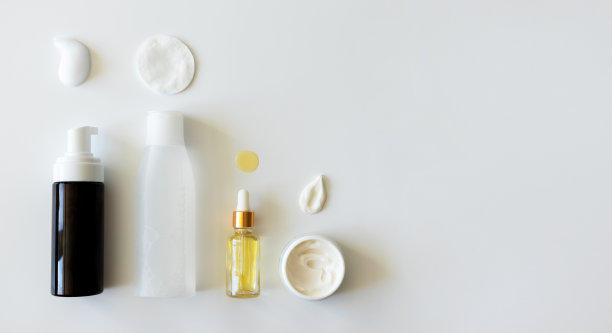 洁面乳泡沫、爽肤水及棉垫、油血清精华滴及保湿霜涂抹。白色背景上的模型瓶。美容产品的面部皮肤护理，以上图片下载