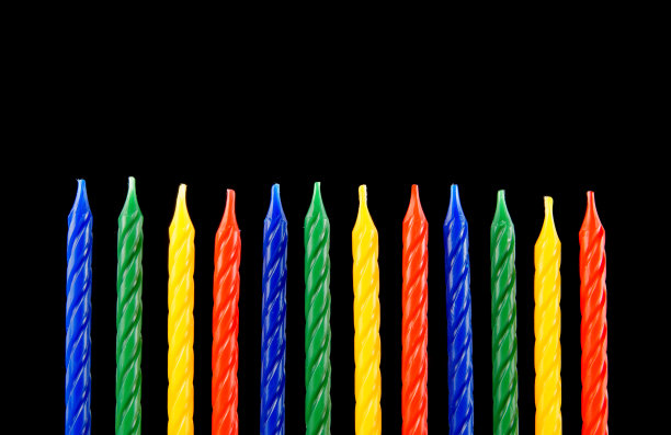 彩色的生日蜡烛上的黑色图片下载