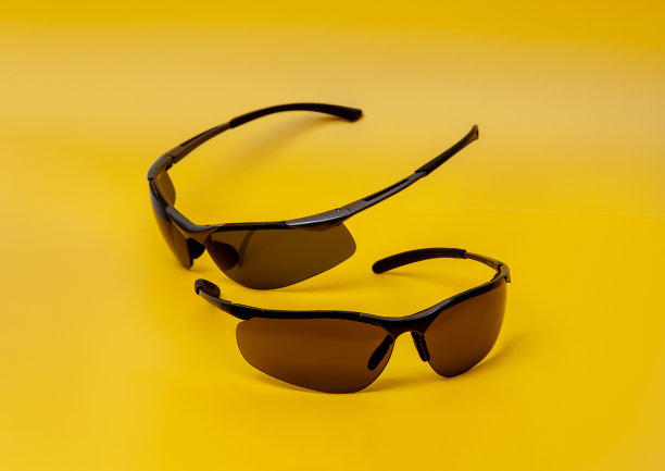 运动员和工人的现代安全护目镜。时尚的运动眼镜上的彩色背景。黄色背景。图片下载