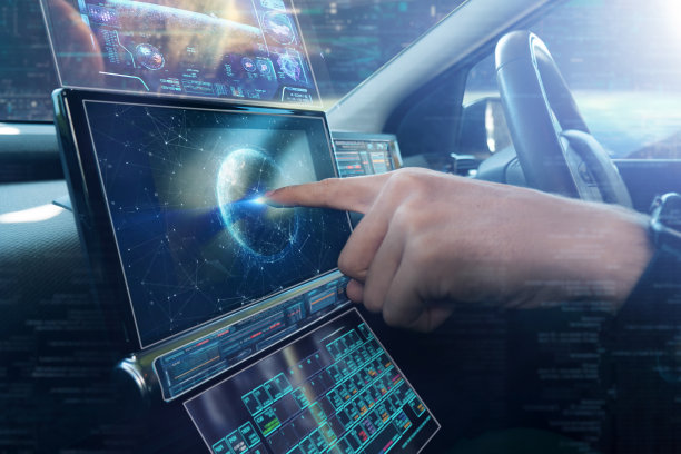 在一个未来的世界里，一个人驾驶着一辆未来的汽车，使用全息技术和增强现实图片下载