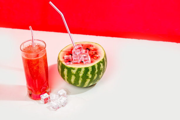 用吸管喝西瓜汁图片下载