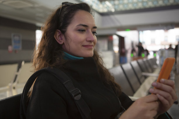 在车站提着包的女人图片下载