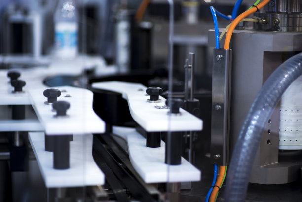 制药厂的药品包装生产线输送机。在具有挑战性的条件下真实的拍摄。也许有些模糊图片下载