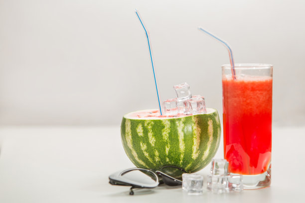 用吸管喝西瓜汁图片下载