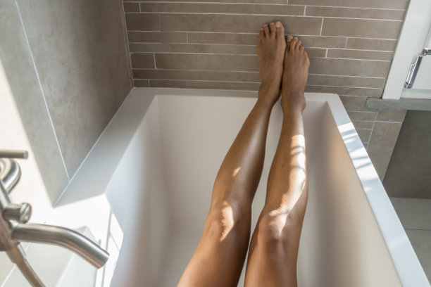 浴缸上的美女腿图片下载