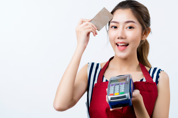 有魅力的亚洲企业主与围裙手现在信用卡幸福和快乐企业主的概念图片下载