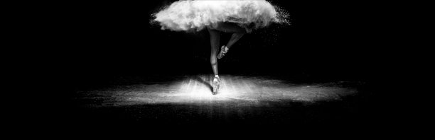 跳舞的年轻芭蕾舞女演员，裙子沾满粉末图片下载