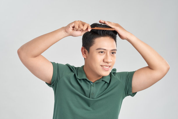 男子开朗成熟的家伙拿着发刷的特写照片使头发造型孤立的白色背景图片下载