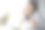 一个女人在咖啡店里悠闲地看书图片下载