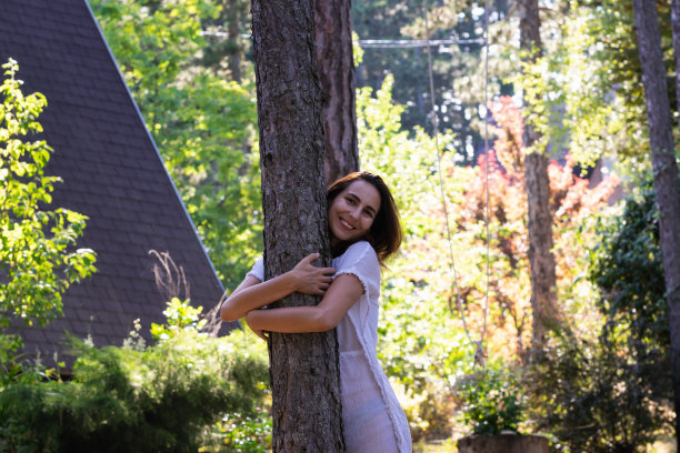 拥抱松树的漂亮女人图片下载