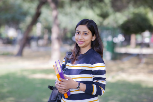 快乐的女大学生在大学校园的股票照片图片下载