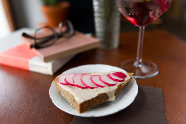 素食小吃:在一张质朴的木桌上，放上一片涂有奶油奶酪和萝卜的吐司。图片下载