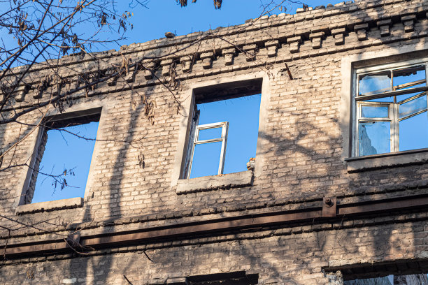 老房子毁了。还有蔚蓝的天空。老房子的遗迹。废弃的城市。。被地震摧毁的历史建筑的废墟。图片下载