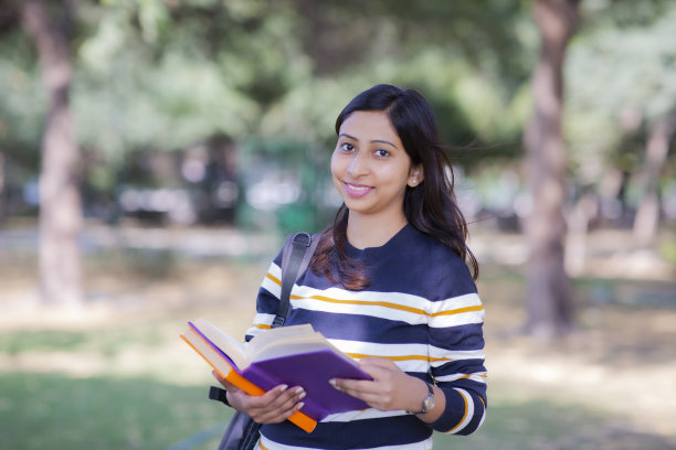 快乐的女大学生在大学校园的股票照片图片下载