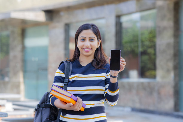 快乐的女大学生在大学校园的股票照片图片下载