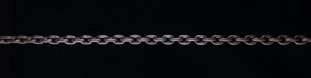 黑色背景上的铁链图片下载