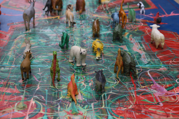 在画布上画玩具动物作为迁徙的象征图片下载