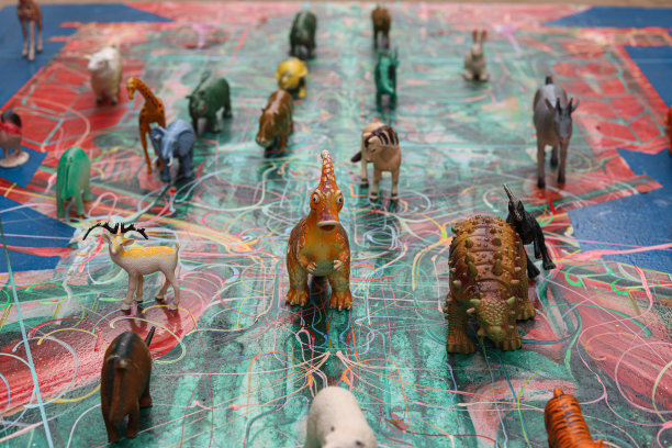 在画布上画玩具动物作为迁徙的象征图片下载