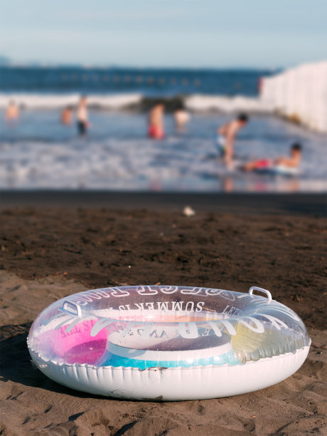 在沙滩上游泳圈。暑假的概念。图片下载