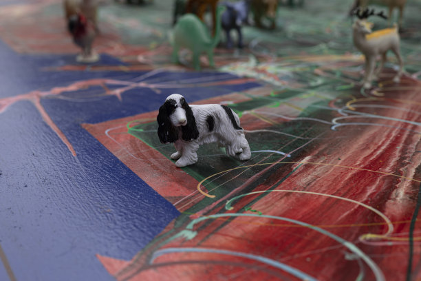 在画布上画玩具动物作为迁徙的象征图片下载