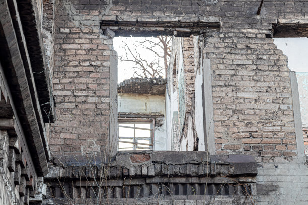 老房子毁了。还有蔚蓝的天空。老房子的遗迹。废弃的城市被地震摧毁的历史建筑的废墟。图片下载