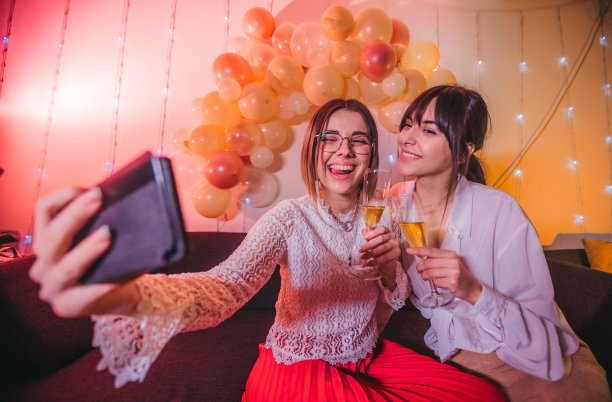 生日派对上自拍的漂亮女孩图片下载