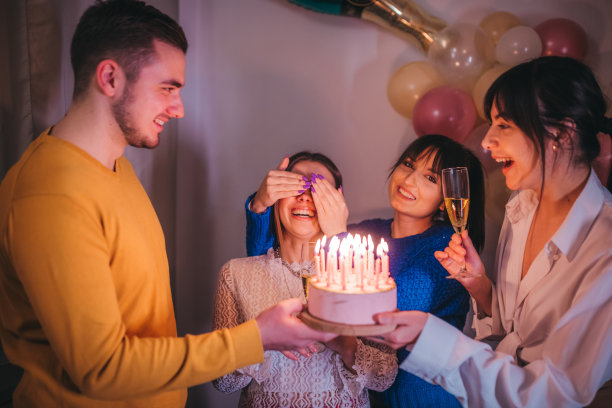 朋友们用蛋糕庆祝生日图片下载