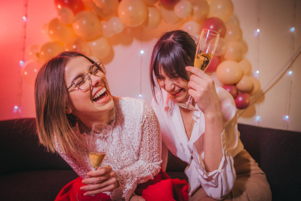 生日派对上微笑的女孩喝着香槟图片下载