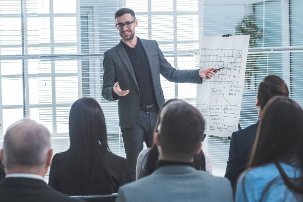 在商务演示期间，扬声器指向活动图表图片下载