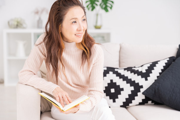 看书的女人图片下载