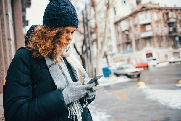 戴针织帽的年轻女人素材图片