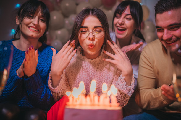 朋友们用蛋糕庆祝生日图片下载