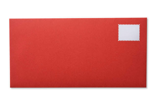 白色背景上附有邮票的红色信封孤立照片图片下载