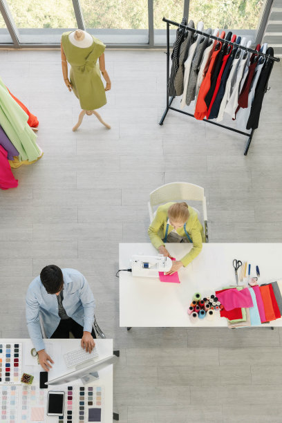 服装设计师和工作室俯视角度照片图片下载