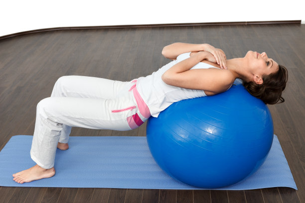 伸展训练女人在健身球上练习图片下载