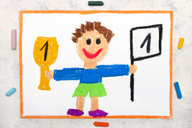 彩色图画照片:微笑的男孩拿着优胜杯。最初的赢家。成功的概念图片下载