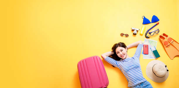 女旅人愉快地笑在地板上图片下载