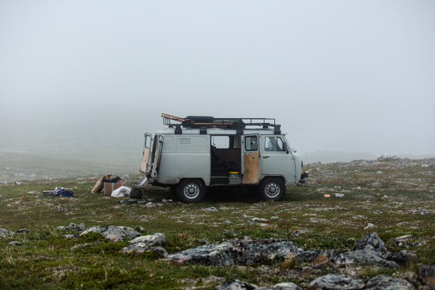 淡蓝色的货车和箱子和袋子靠近朦胧的山的背景图片下载