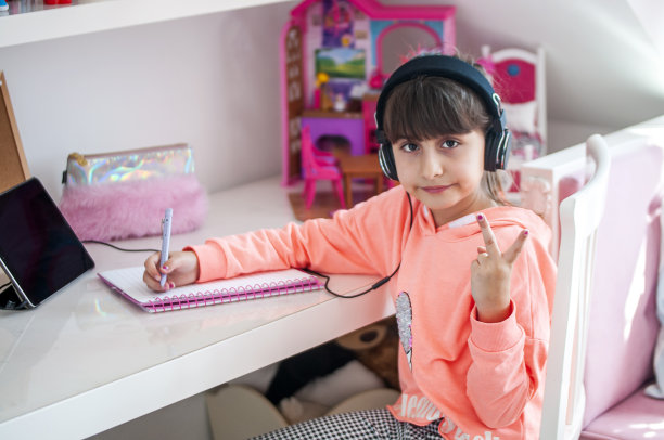 可爱女孩在家在线教育图片下载