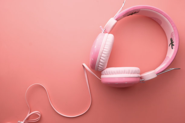 高角度的粉红色耳机图片下载