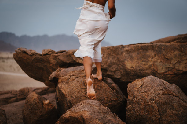 沙漠里穿着婚纱的无名女子图片下载