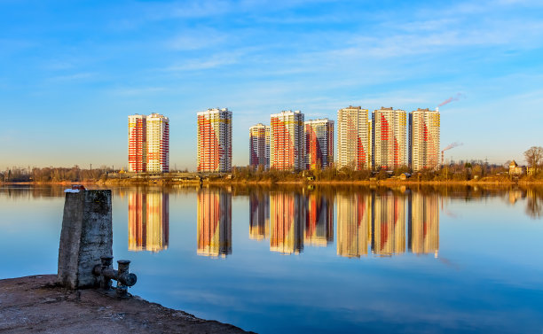 涅瓦河上高楼林立的倒影图片下载